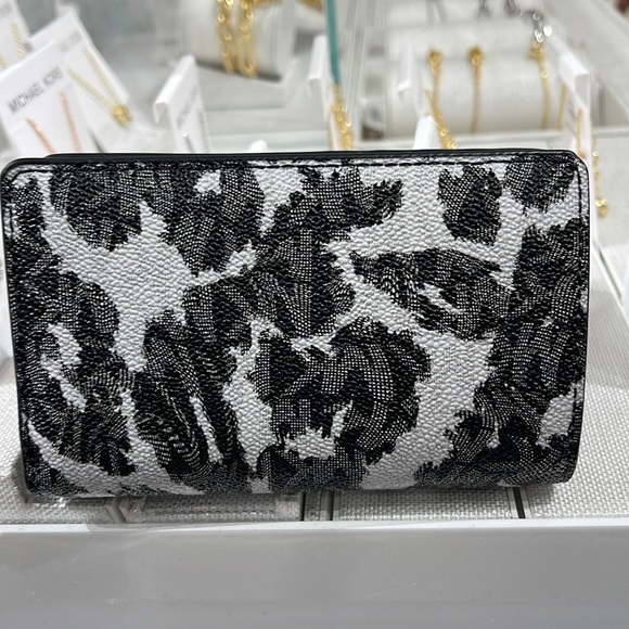 Michael Kors Empire Medium Leopard Logo Wallet
COLOR BLACK COMBO
NWT - Picture 2 of 16